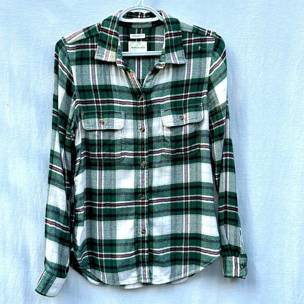 American Eagle Soft Plaid Button Down Shirt
